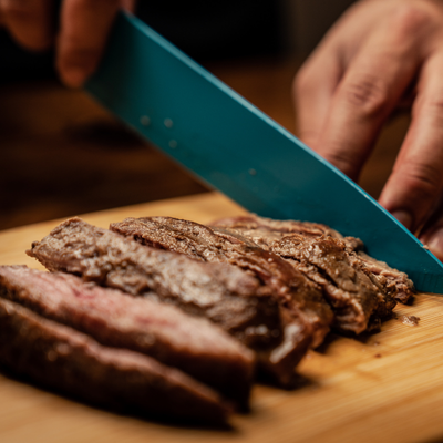Carne lavorata a mano sul tagliere