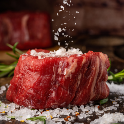 Bistecca con sale grosso pronta per la brace